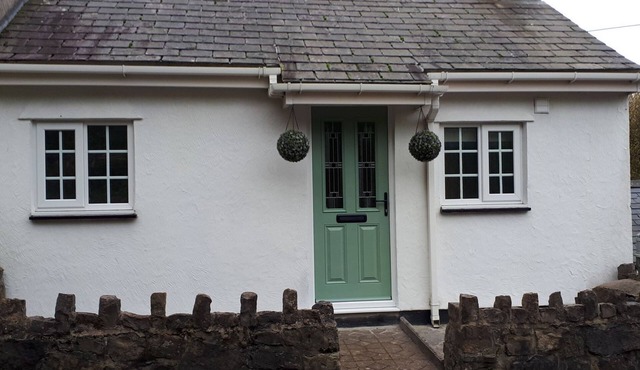 BRYN BACH, pet friendly, character holiday cottage in Pentraeth