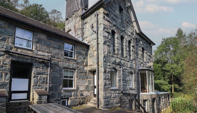 BRYN CEMLYN, pet friendly, with a garden in Ganllwyd