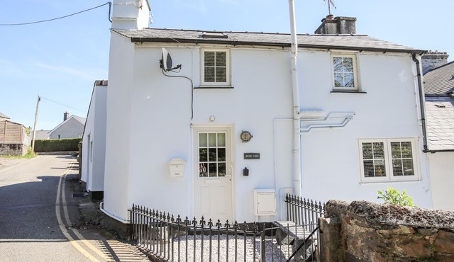 BRYN COED, pet friendly, character holiday cottage in Porthmadog