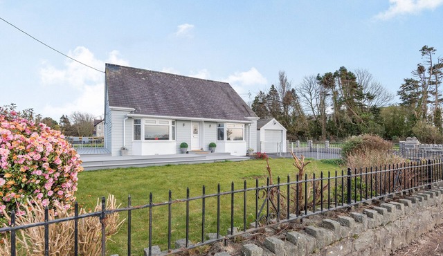 BRYN DERW, pet friendly, character holiday cottage in Caernarfon