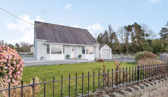 BRYN DERW, pet friendly, character holiday cottage in Caernarfon