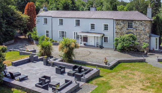 BRYN DERWEN, pet friendly, country holiday cottage in Bethesda