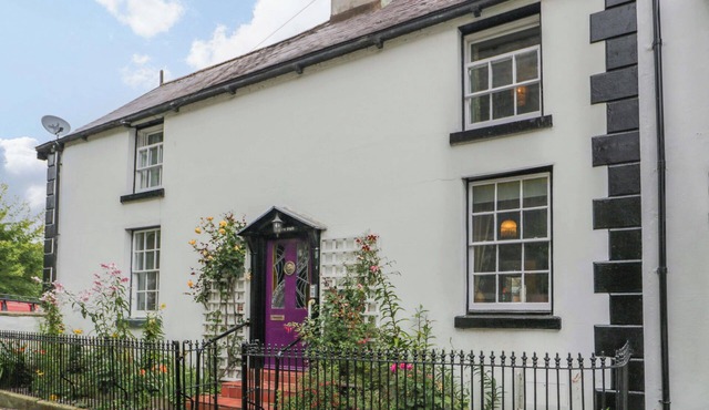 BRYN DWR, pet friendly, character holiday cottage in Llangollen