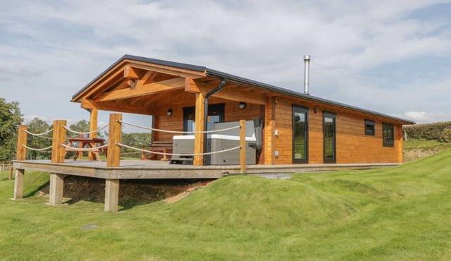 BRYN EIDDON LOG CABIN, pet friendly, with hot tub in Machynlleth