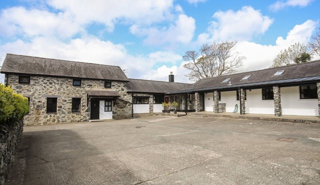 BRYN EIRA STABLES, pet friendly, with pool in Llanfairpwllgwyngyll