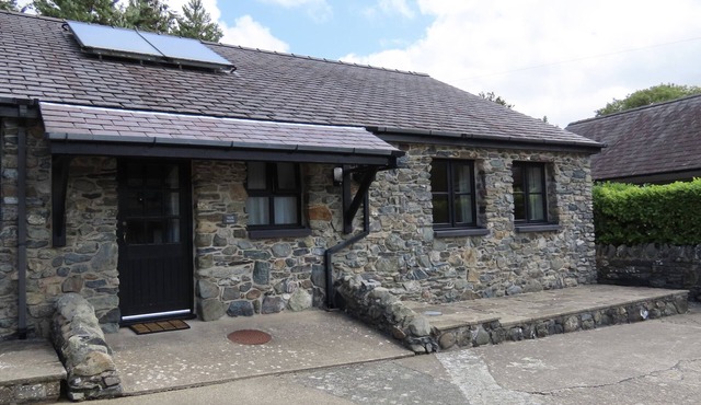 BRYN EIRA TACK ROOM, pet friendly, with pool in Llanfairpwllgwyngyll