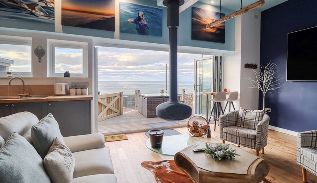 BRYN GLASFOR, pet friendly, with hot tub in Barmouth Near Llanaber