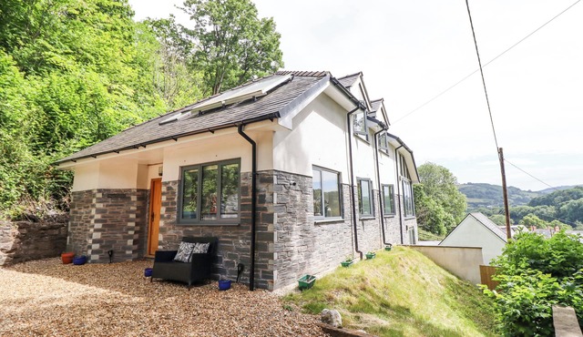 BRYN GOLAU, pet friendly, with open fire in Glyn Ceiriog