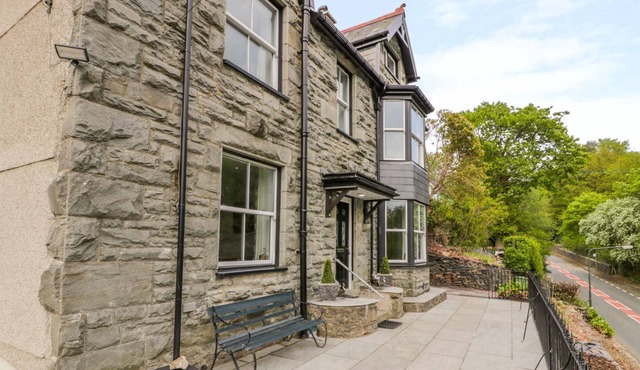 BRYN GOLEU, pet friendly, character holiday cottage in Dolgellau