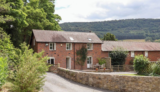 BRYN HOWELL STABLES, pet friendly, with open fire in Llangollen