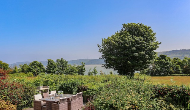 BRYN LLIFON, family friendly, country holiday cottage in Benllech