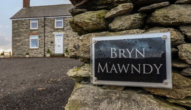 BRYN MAWNDY, family friendly, country holiday cottage in Corwen