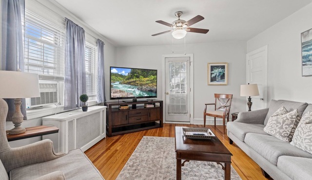 Bryn Mawr Gem/Balcony/Dedicated Parking/50”TV