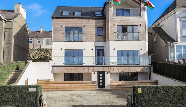 BRYN MIN MANTON PENTHOUSE, pet friendly, with hot tub in Caernarfon