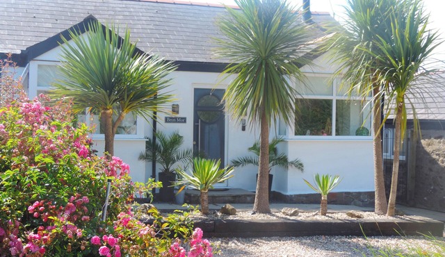 BRYN MÔR, pet friendly, luxury holiday cottage in Church Bay