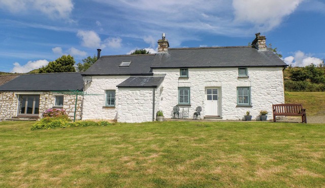 BRYN NANTE, pet friendly, with open fire in Maenclochog