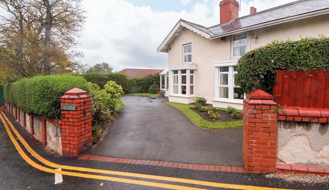 BRYN OFFA COTTAGE, romantic, with a garden in Holywell