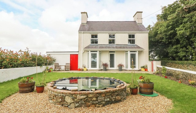 BRYN TIRION, family friendly, character holiday cottage in Llangefni