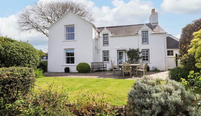 BRYN TIRION, pet friendly, character holiday cottage in Morfa Nefyn