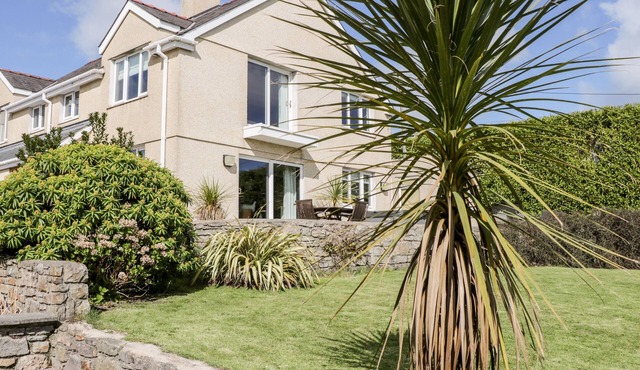 BRYN Y DON, pet friendly, country holiday cottage in Benllech