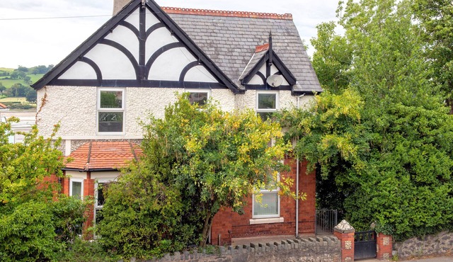 BRYN Y MOR, pet friendly, character holiday cottage in Conwy