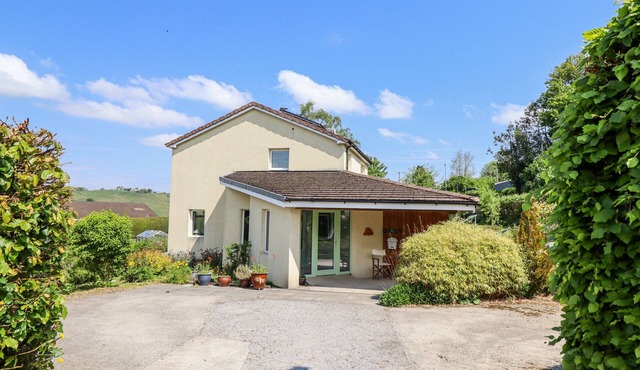 BRYNAWEL, pet friendly, with open fire in Llanfair Caereinion