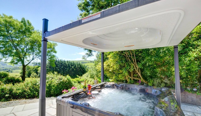 Bryncylla - Three Bedroom House, Sleeps 9