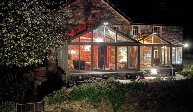 BRYNCYNAN FAWR FARMHOUSE, family friendly, with a garden in