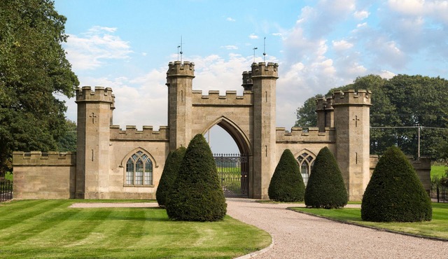 Bryngwilla Gate Lodge - a unique property sleeping two guests