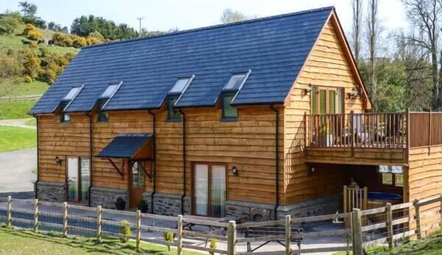 BRYNHIR FARM, family friendly, luxury holiday cottage in Howey