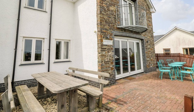BRYNHYFRYD, pet friendly, with pool in Aberystwyth
