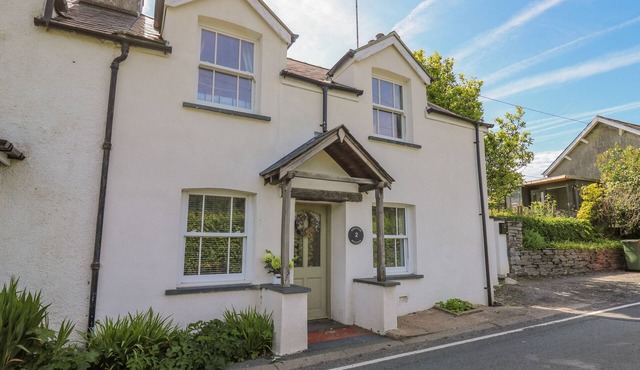 BRYNIAU BYCHAIN COTTAGE, pet friendly, with a garden in Cwrt