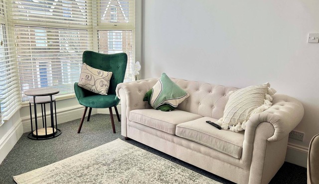 Brynmill Flat Sleeps 3/5 | Close to Beach, Uni & Park | Free Wifi | Free Parking