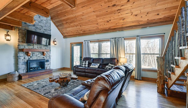 Bryson City Cabin: Deck & Mountain-View Hot Tub