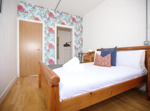 BS2 Lofts by N And N Stays Ltd, Great location Close to Cabot Circus, Centre and Hospital, perfect for workers, NHS and Contractors, Private Parking Avaialable