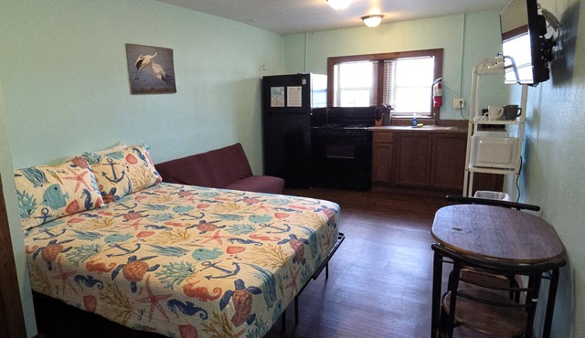 BSI112-Studio with Shared Pool, Walk to Beach, Sleeps 2 Adults/2 Kids, Dogs OK!