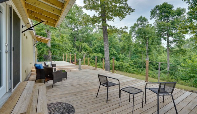 Buchanan Home w/Deck, 4 Mi to Paris Landing!