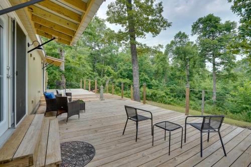 Buchanan Home with Deck, 4 Mi to Paris Landing!