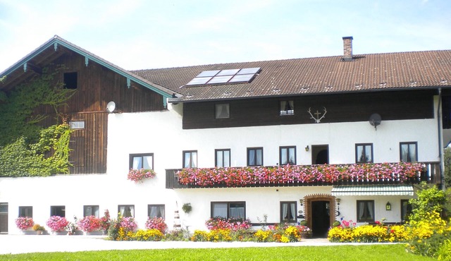 Bucherhof idyllic single location near the forest with its own lake, pure nature. in Buch