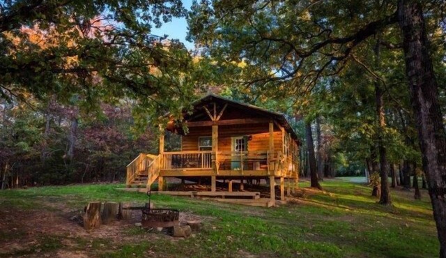 Buck Cabin is a Fully Furnished Lake Side Cabin on Rend Lake Comfortable for all