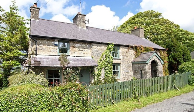 BUCK COTTAGE, pet friendly, with open fire in Red Wharf Bay