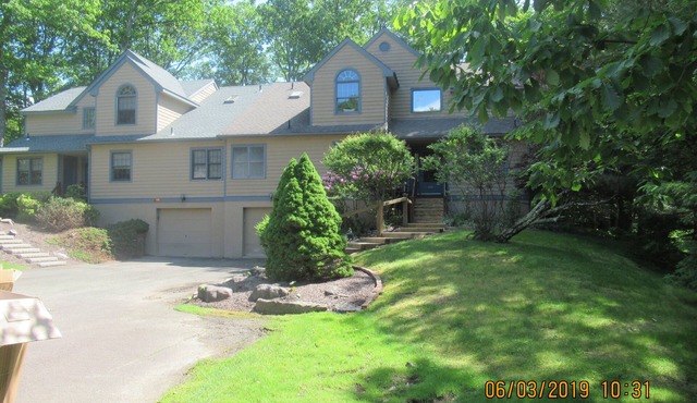 Buck Hill Falls home sits on golf course