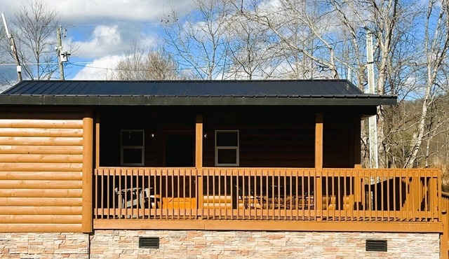 Buck Hill Tiny Home Cabin #5 Honeymoon Suite ADA Compliant