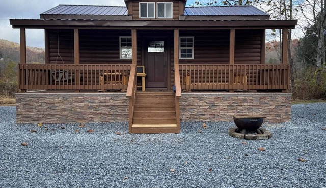 Buck Hill Tiny Home Cabin #3 Mountain & Pond Views