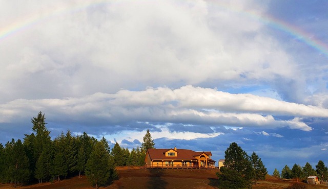 Buck Hollow Lodge at Furry Tale Farm. 4 mi from Dworshak State Park!