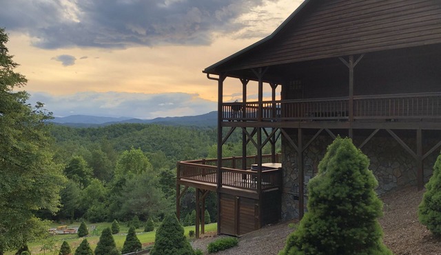 Buck Mountain Getaway - Stunning views, hot tub, fireplace. Nearby Boone.