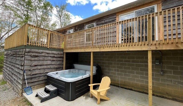 Buck Run Cottage in the heart of Hocking Hills with Wi-Fi & Spectrum TV.