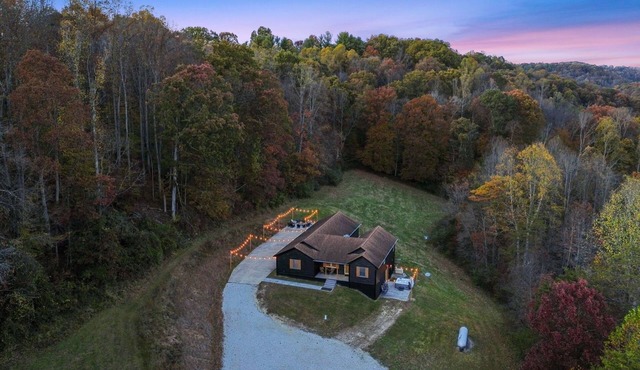 Buck Run | Hocking Hills, 5BR, Pool Table, Hot Tub