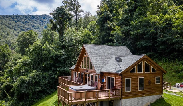 Buck's Peak: Spacious, Quiet Log Cabin with a unique view of the Shenandoahs