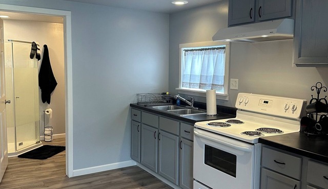 Buck's Place - NEWLY FINISHED studio retreat one block from downtown Rockville!